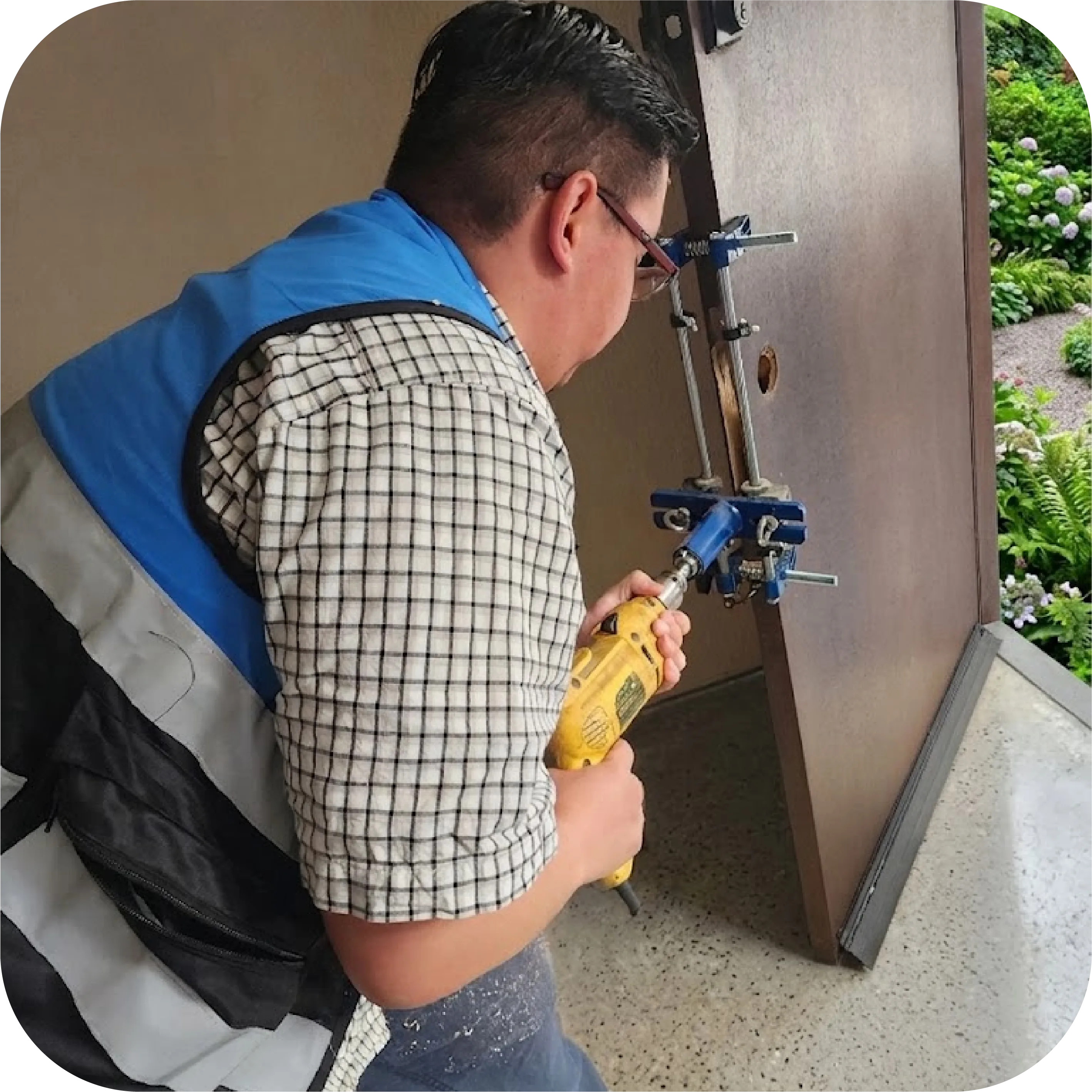 Equipo técnico de Intellihome en instalación de cerradura