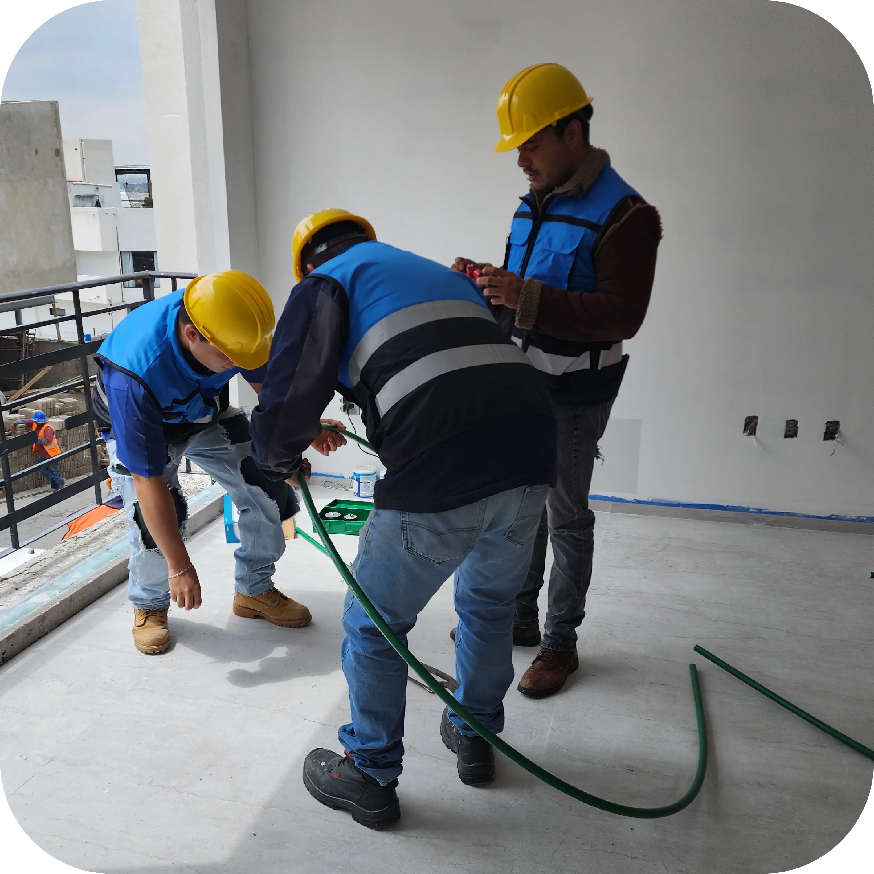 Equipo de Intellihome realizando instalación en obra